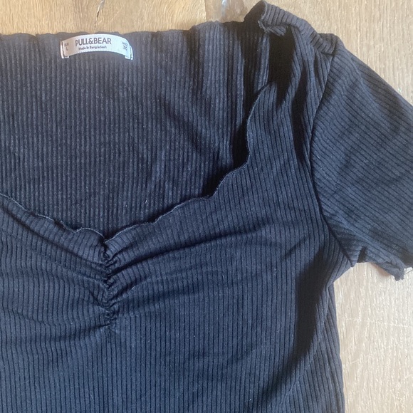 Black pull and bear top with a runch in the front - Picture 3 of 4
